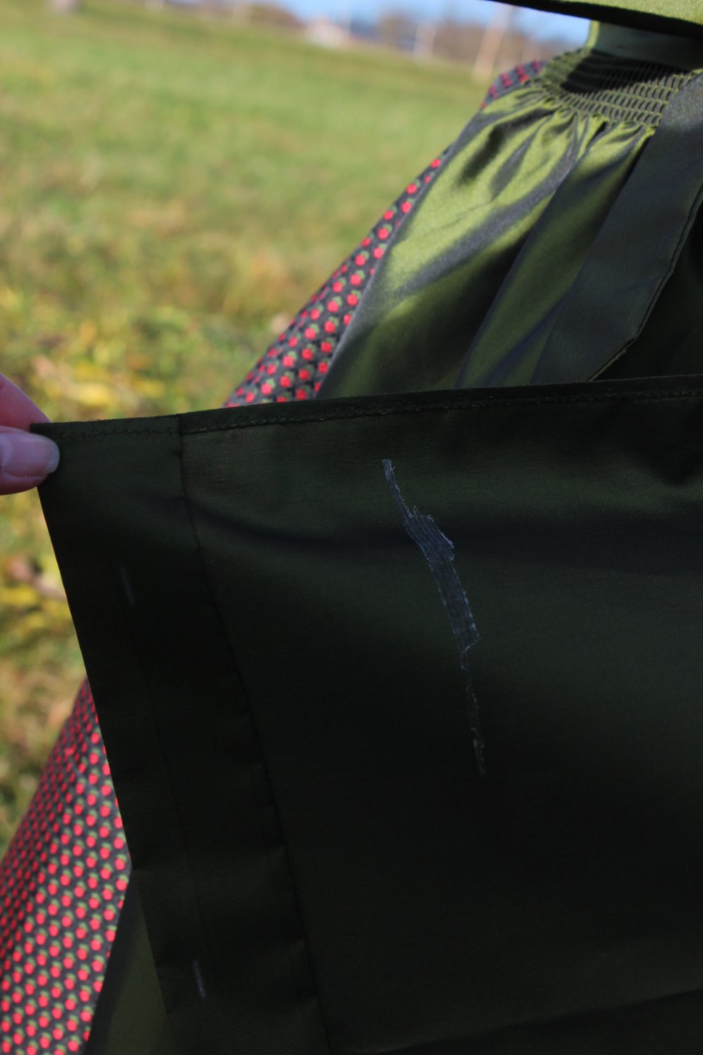 schwarzes True Vintage Dirndl mit Rosenmuster, ca. Größe 38, komplett mit Schürze, Festtagstracht