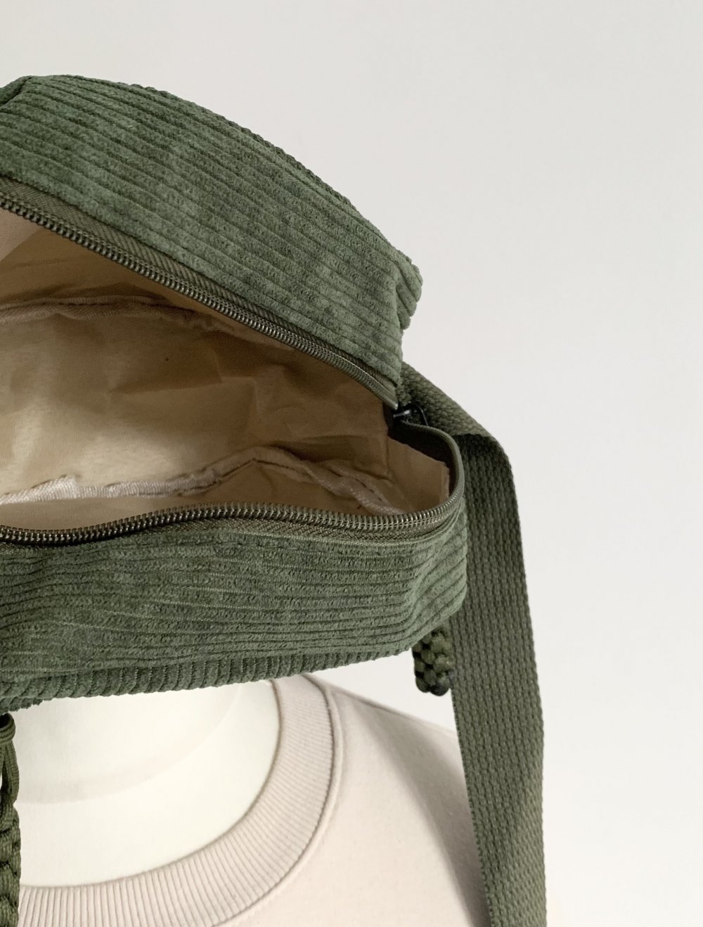 hübsche tannengrüne olivefarbene Cordtasche