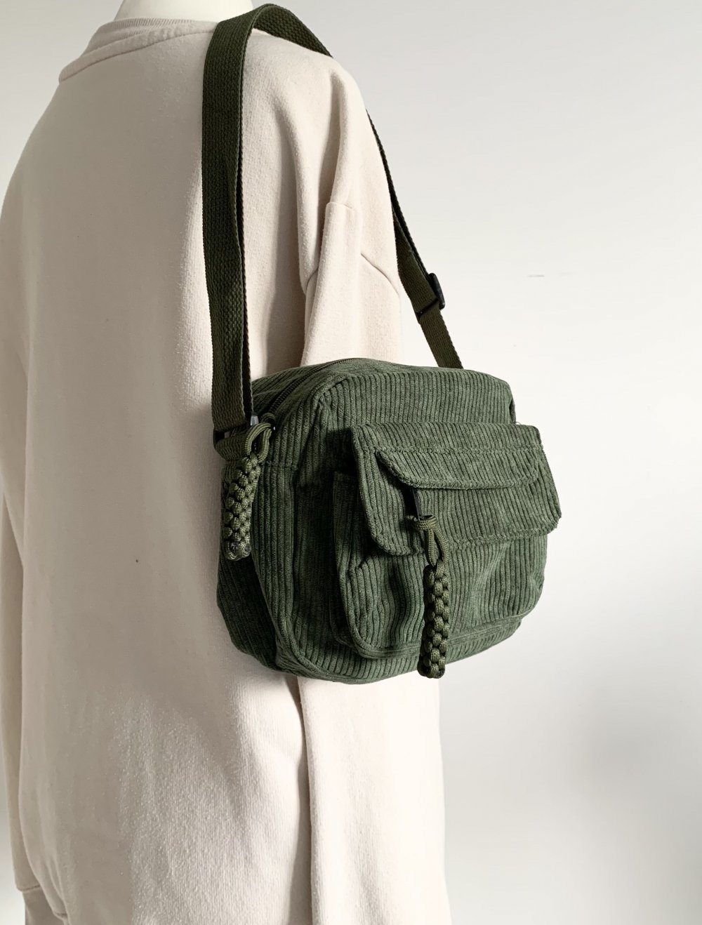 hübsche tannengrüne olivefarbene Cordtasche