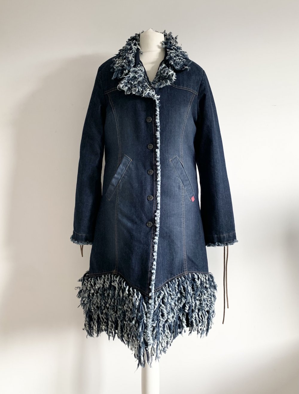 einzigartige dunkelblaue gefütterte Jeansjacke Mantel mit Fransen vintage retro y2k 2000s