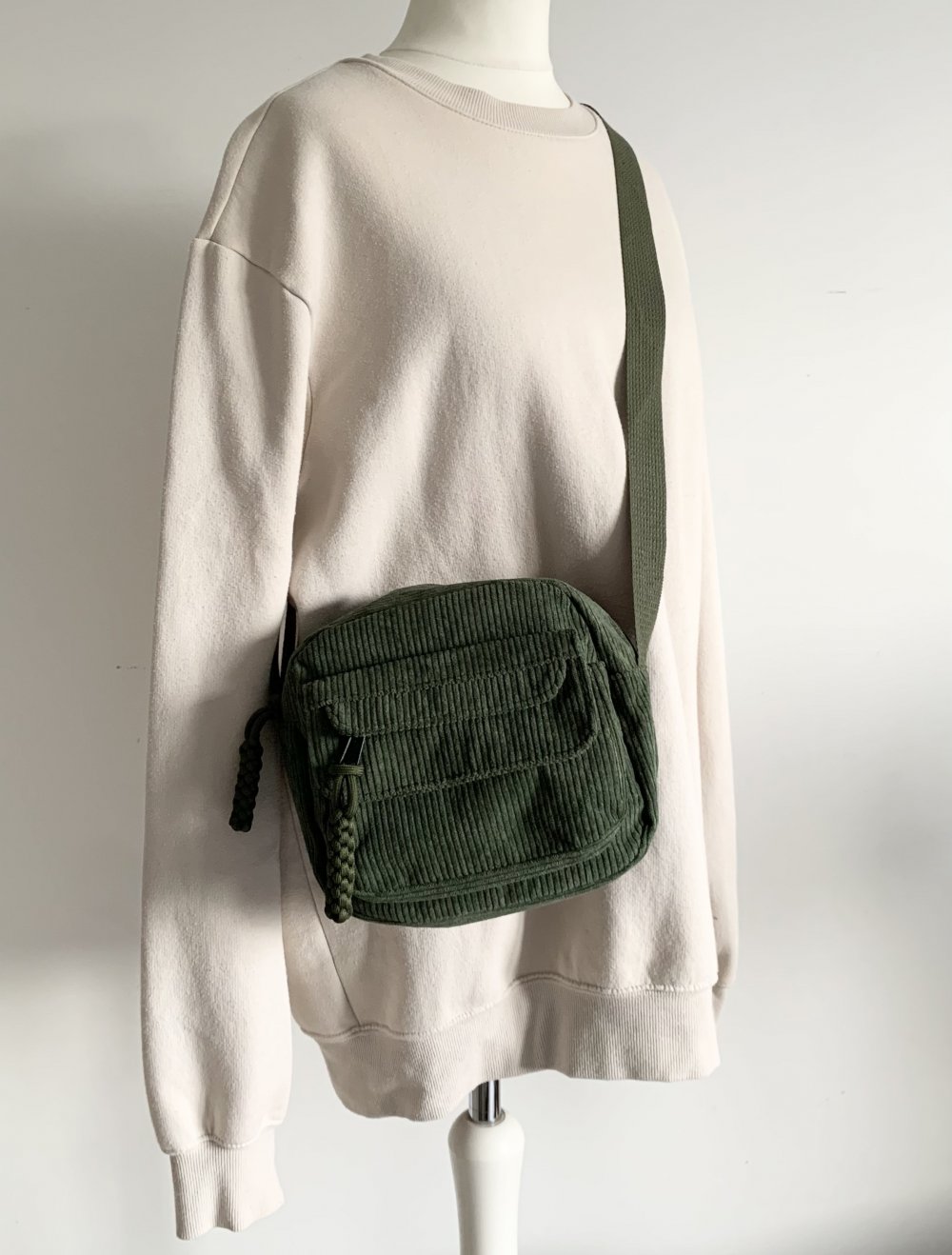 hübsche tannengrüne olivefarbene Cordtasche
