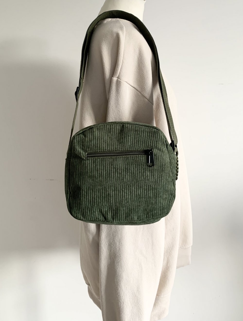 hübsche tannengrüne olivefarbene Cordtasche