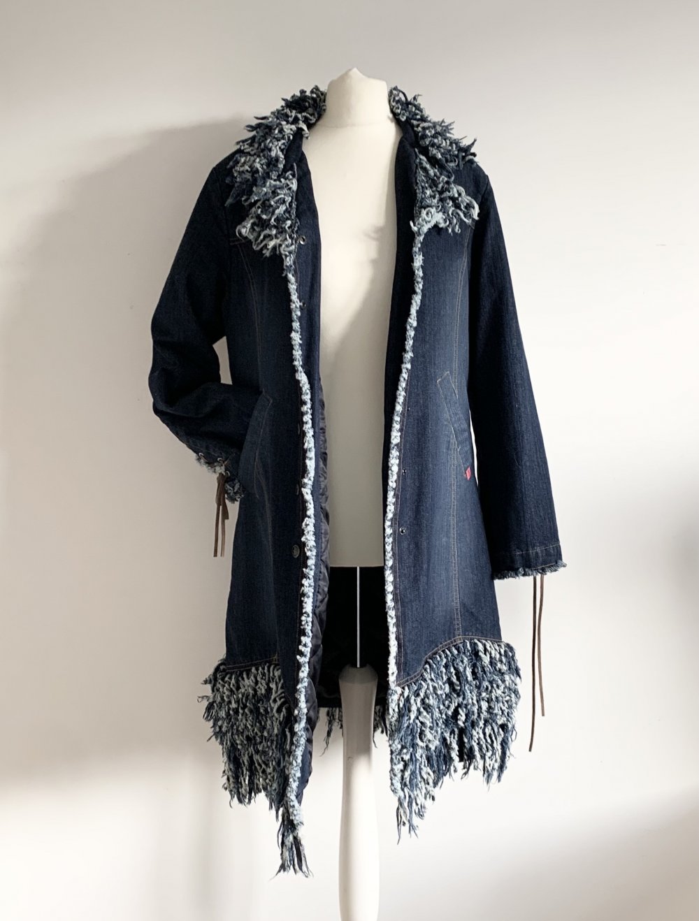 einzigartige dunkelblaue gefütterte Jeansjacke Mantel mit Fransen vintage retro y2k 2000s