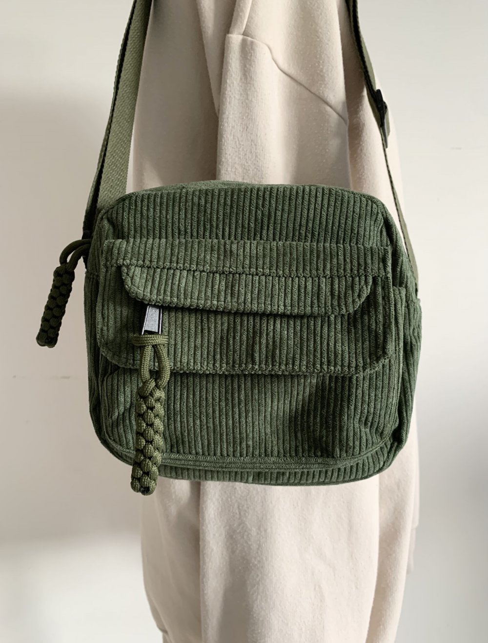 hübsche tannengrüne olivefarbene Cordtasche