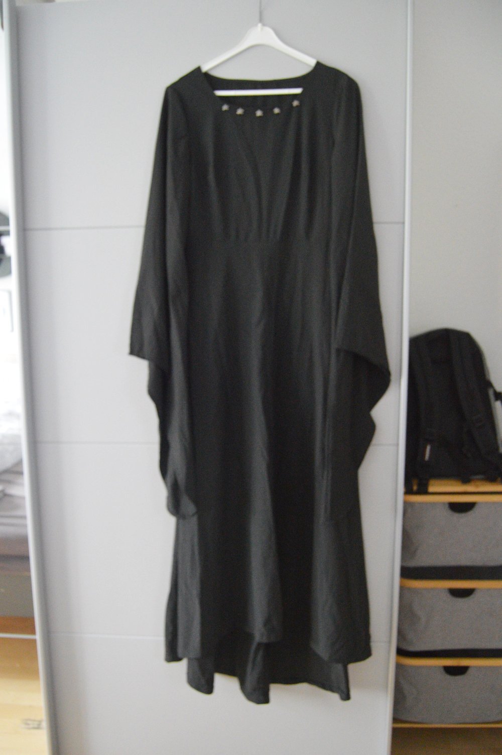 Langes gothic Kleid mit totenkopf-dekoltee morticia