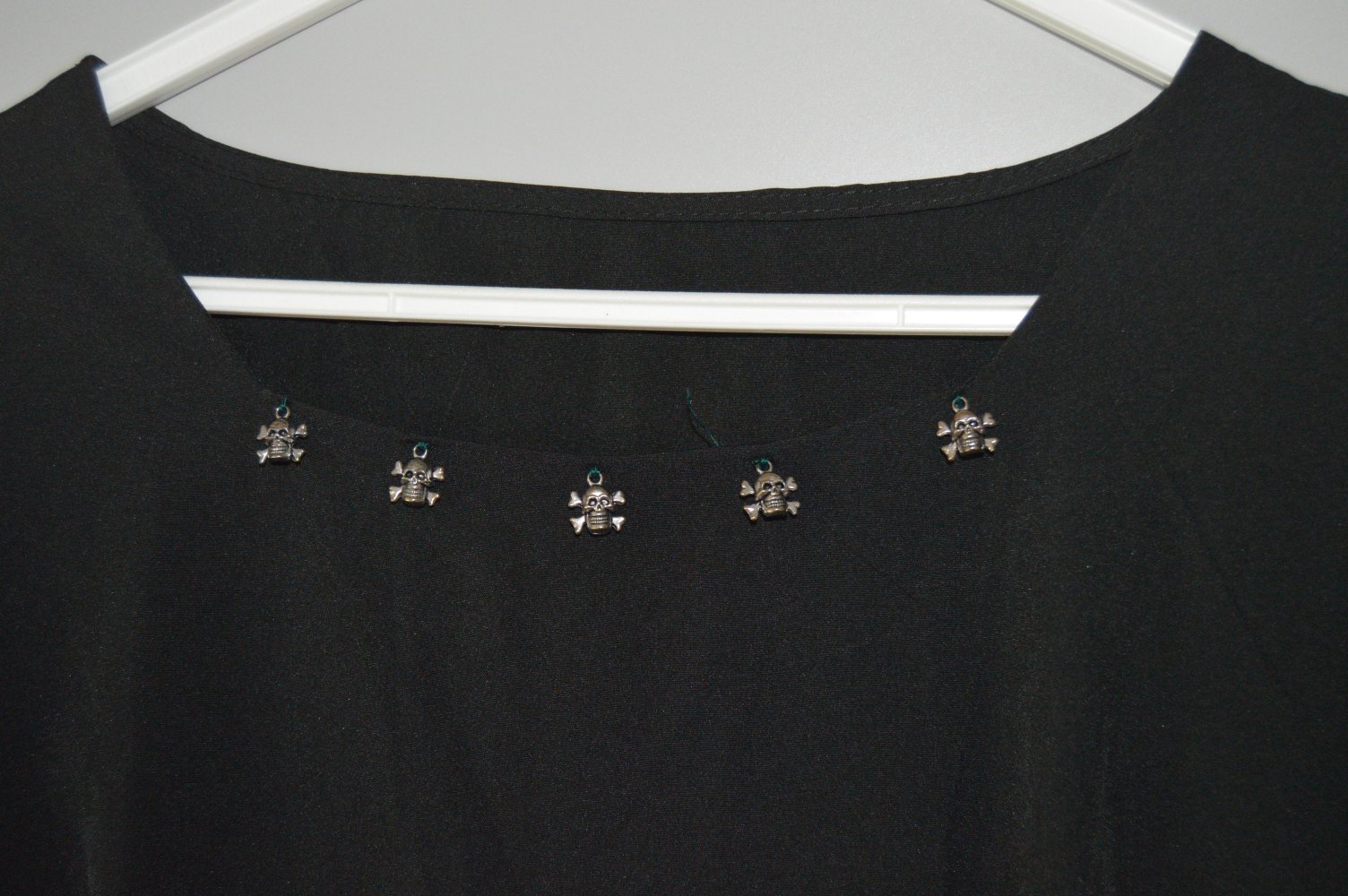 Langes gothic Kleid mit totenkopf-dekoltee morticia