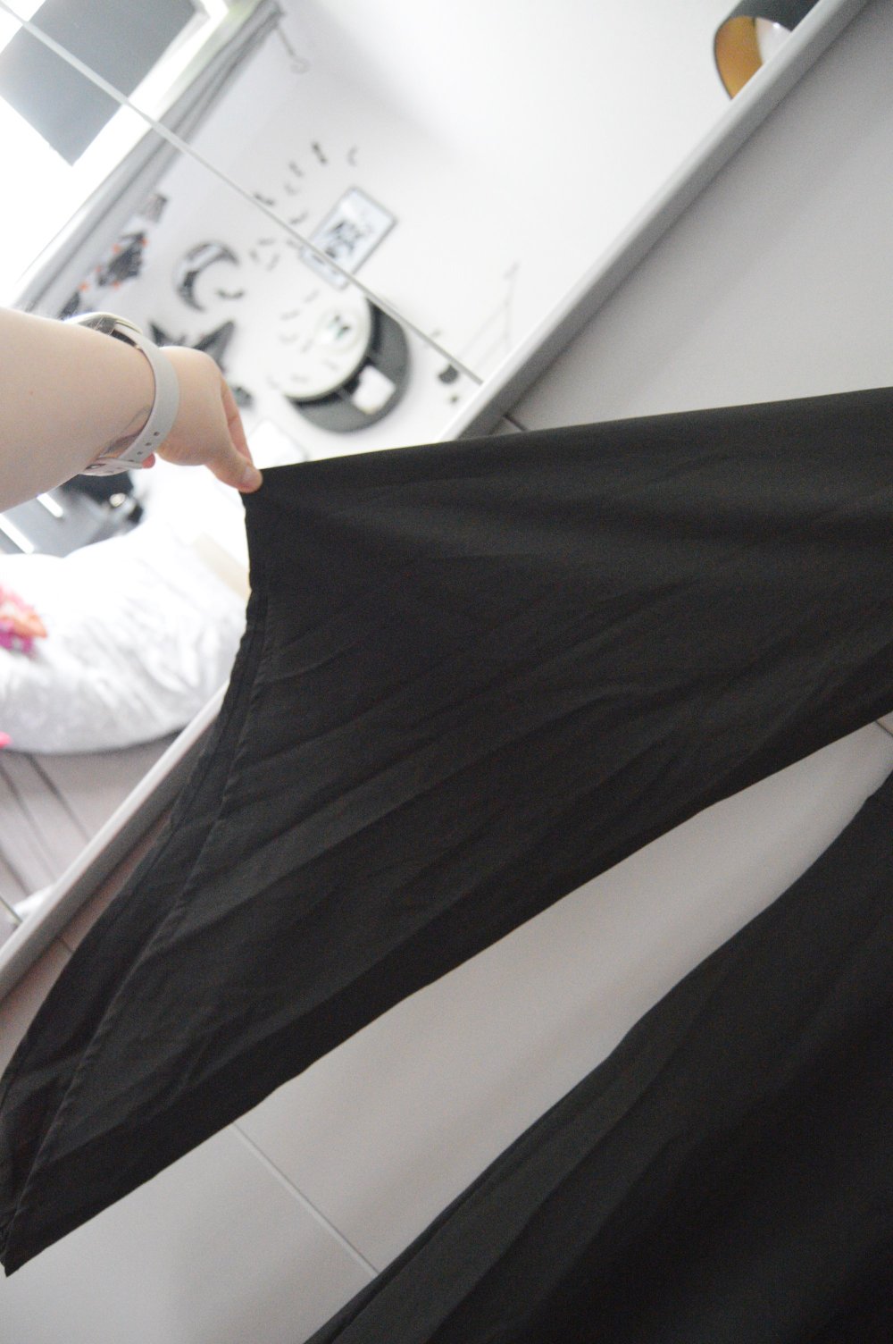 Langes gothic Kleid mit totenkopf-dekoltee morticia