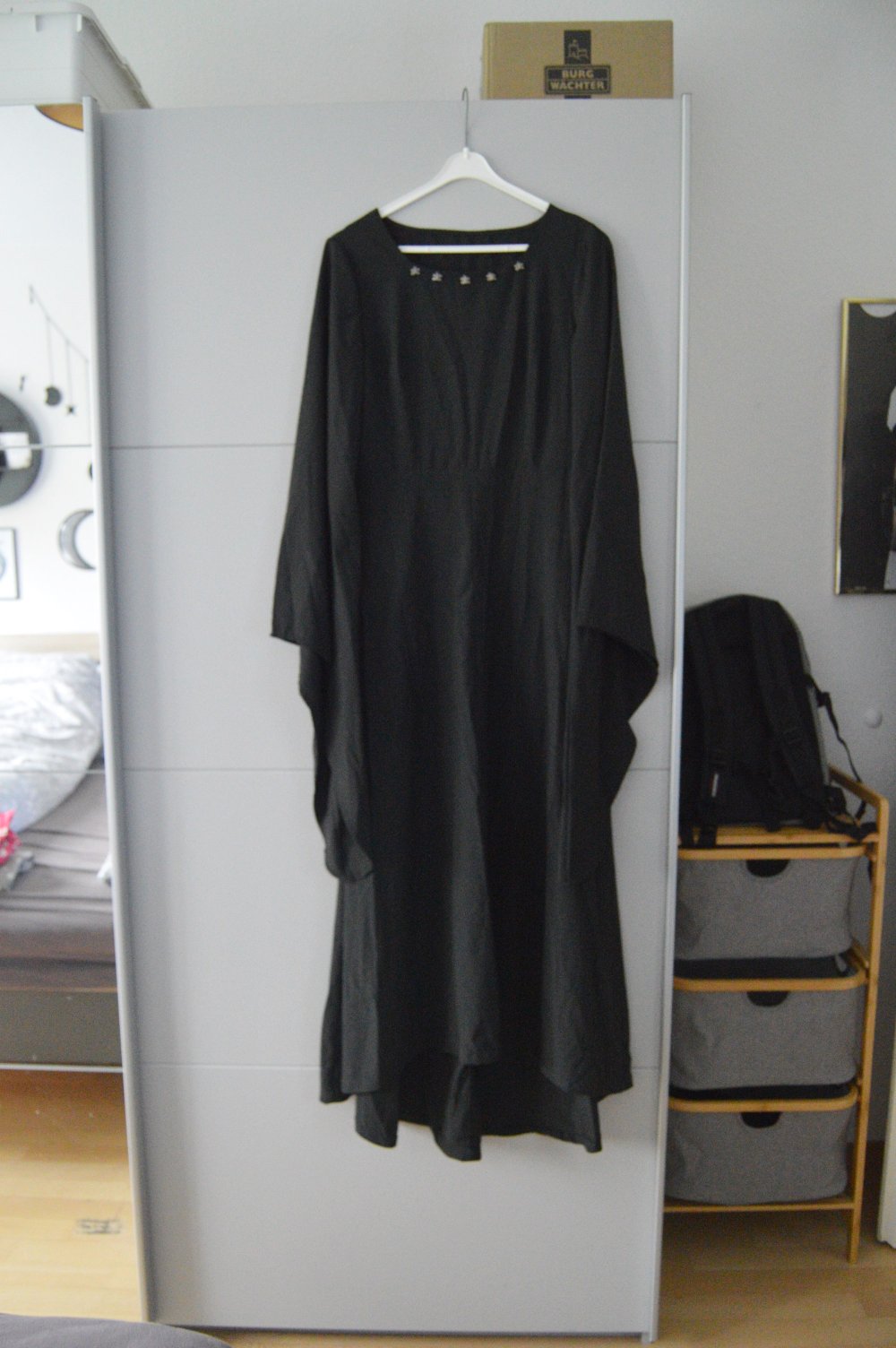 Langes gothic Kleid mit totenkopf-dekoltee morticia