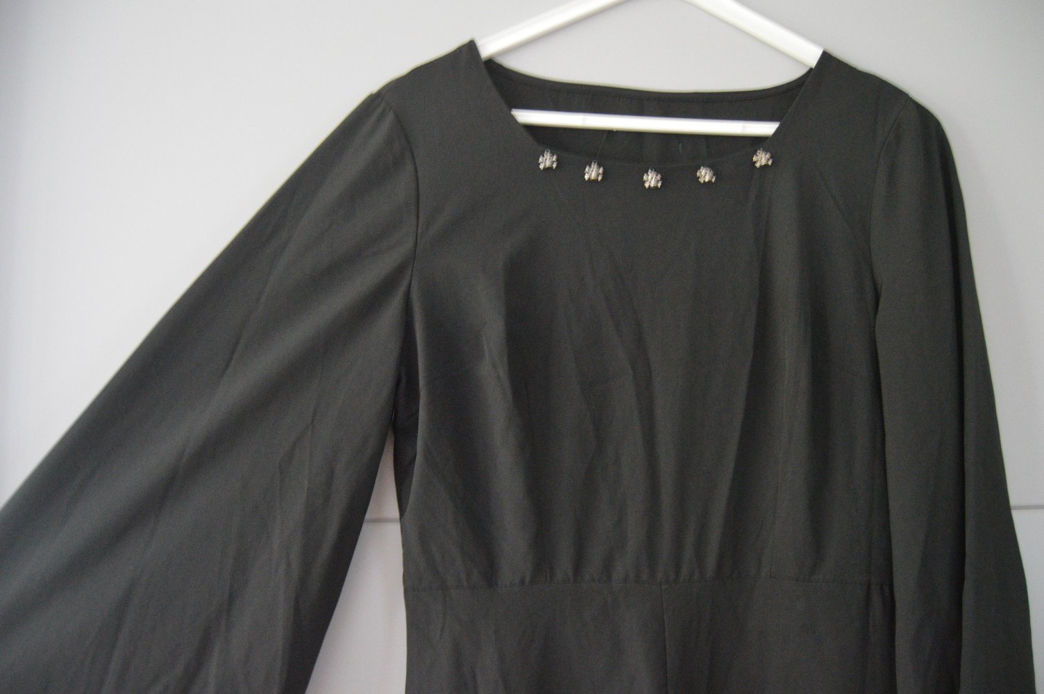 Langes gothic Kleid mit totenkopf-dekoltee morticia