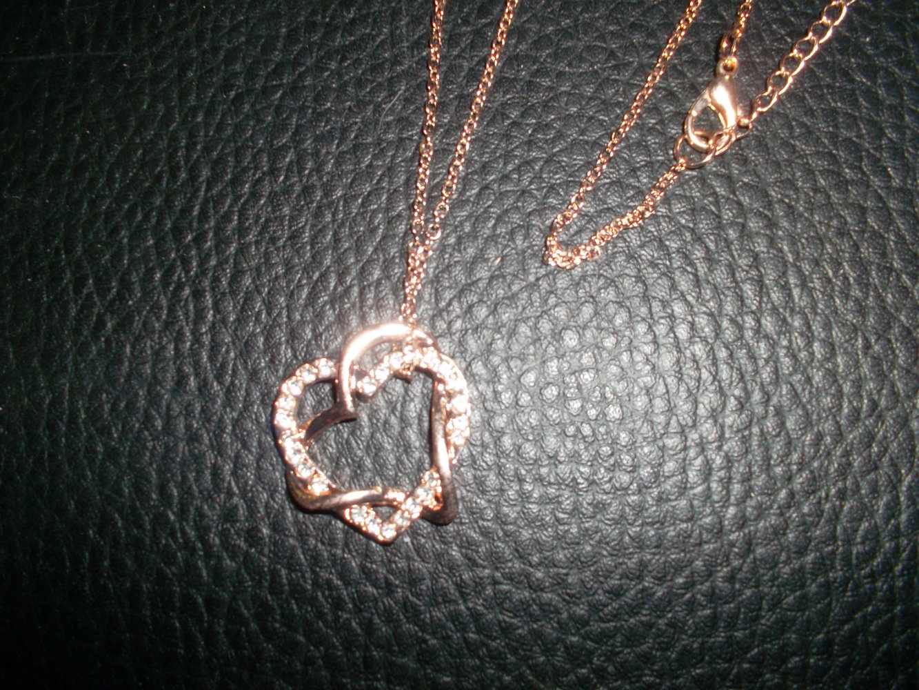 neu,herzanhänger mit kette,goldfarben,steinchen