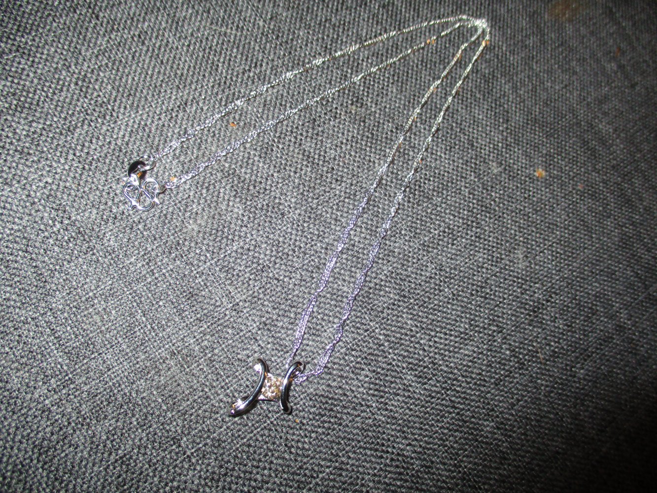 neuwertiges kettchen, anhänger kreuz, silberfarben, rosa steinchen