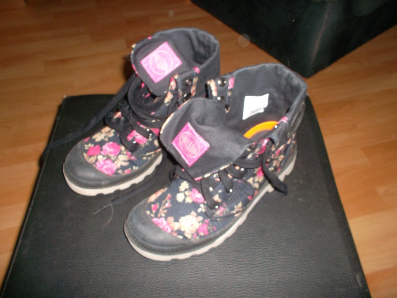 palladium,tolle neue schuhe,gr. 36,schwarz,blumenmuster