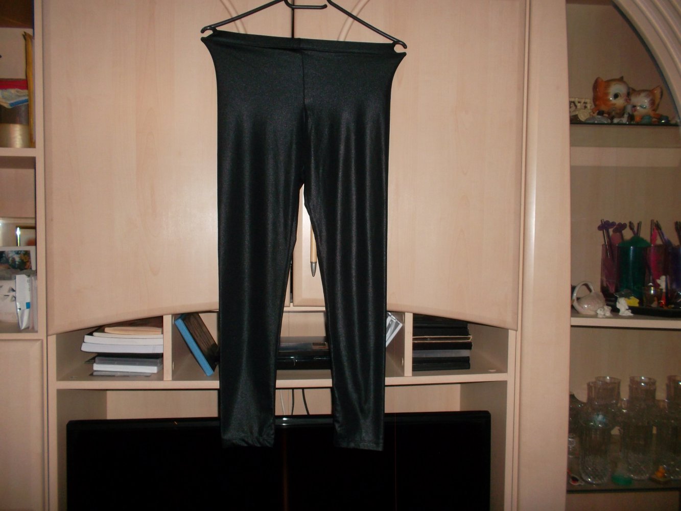 schwarz schimmernde legging,grösse 32/34