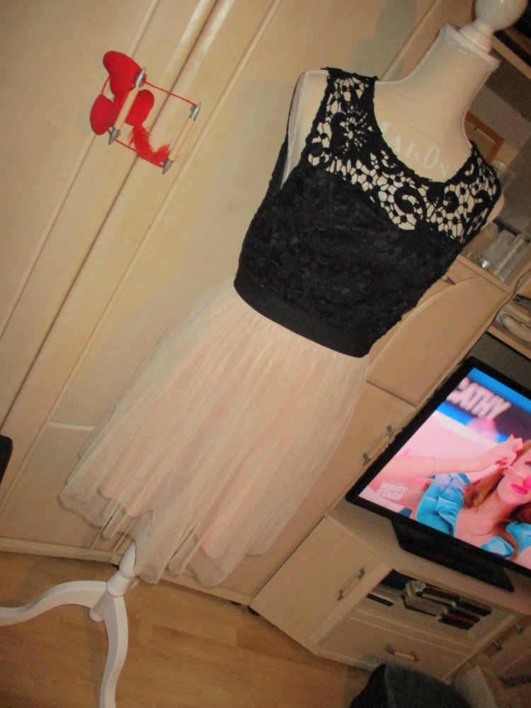 neues zauberhaftes kleid,gr.l.schwarz/aprikose,forever 21