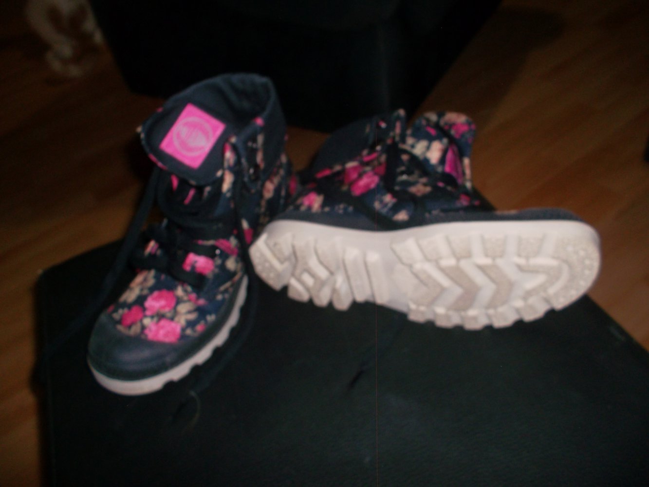 palladium,tolle neue schuhe,gr. 36,schwarz,blumenmuster