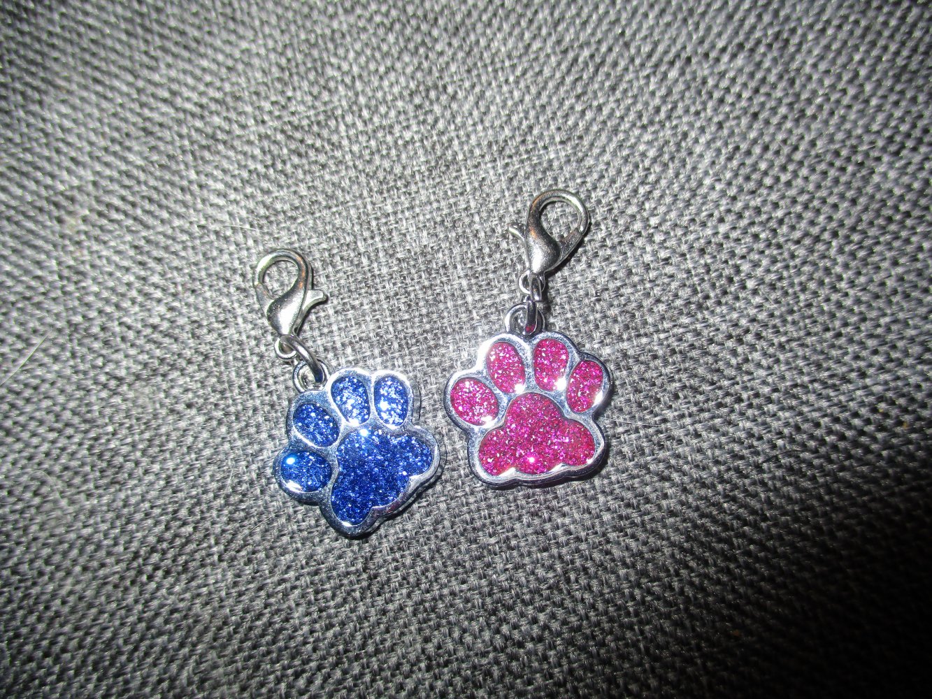 2 neue schmuck-anhänger, tierpfoten, glitzer, blau, pink