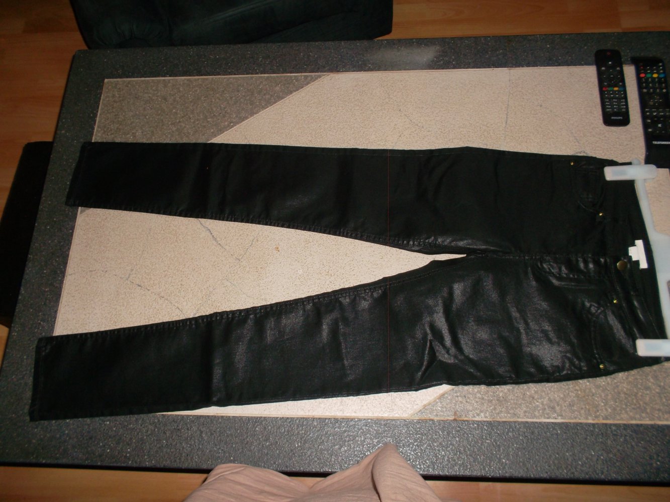 neue schwarze hose,glanzoptik.grösse 34,h&m