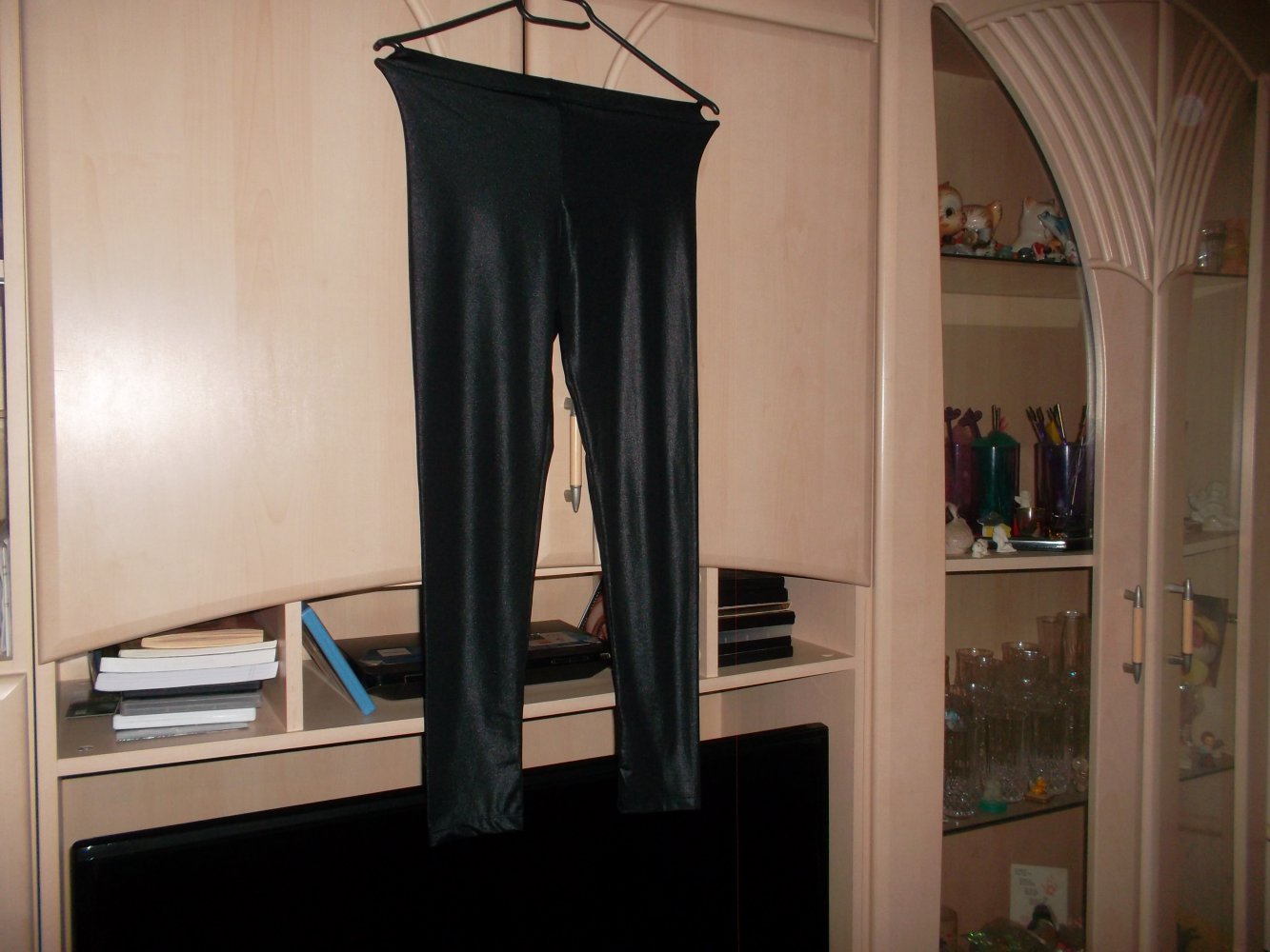 schwarz schimmernde legging,grösse 32/34