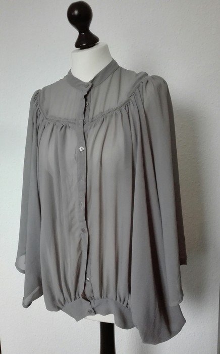 Schöner Cardigan / Bluse / Tunika mit Flederausärmel