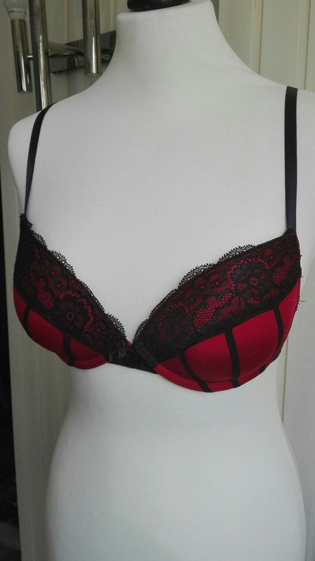 Roter BH mit Spitze