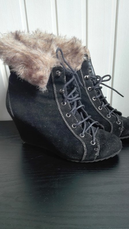 Schwarze Samt Keilabsatz Schuhe