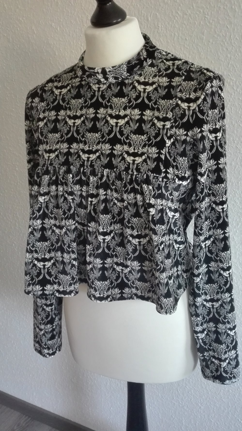 Samt Crop Top mit Stehkragen und Schößchen