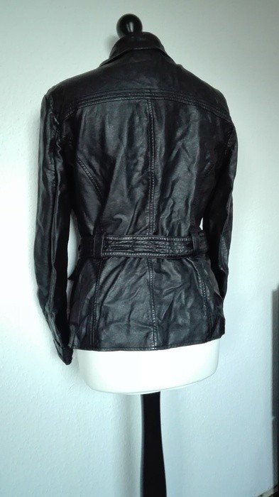 Schwarze Lederjacke mit Gürtel