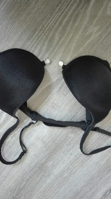 Schwarzer Push-Up BH mit Magnetverschluss Vorne