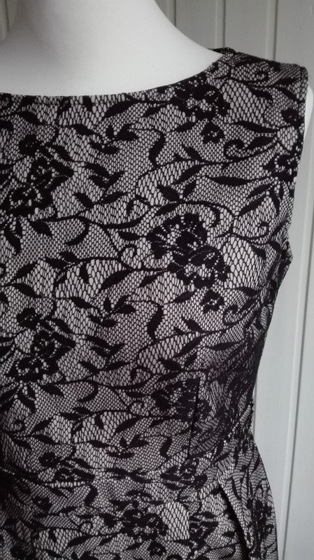 Schönes Spitzen Kleid