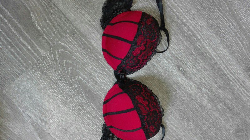 Roter BH mit Spitze