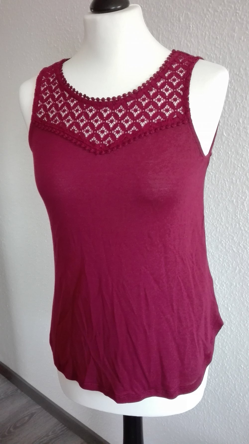 Bordeauxrotes Top mit Spitze