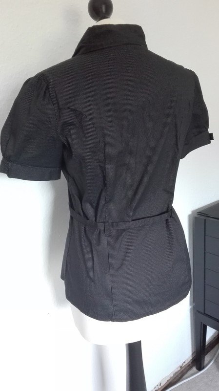 Kurzarmige Bluse mit Gürtel