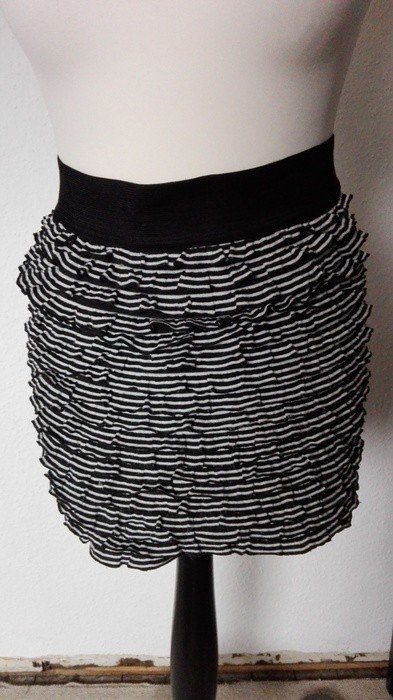 Schwarz-weiß gestreifter High-Waist-Rock