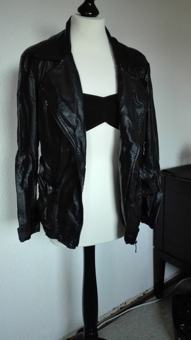 Schwarze Lederjacke mit Gürtel