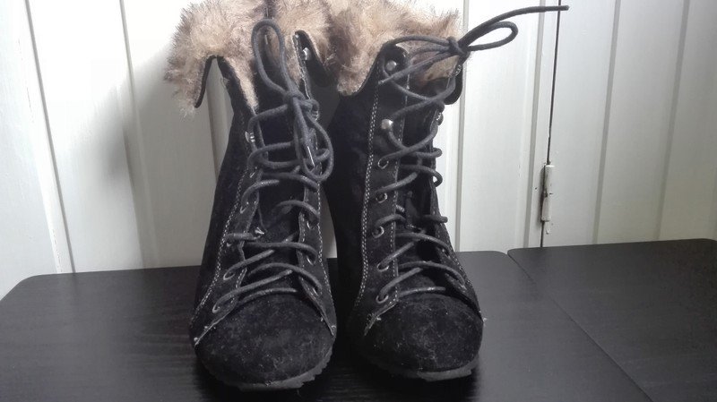 Schwarze Samt Keilabsatz Schuhe