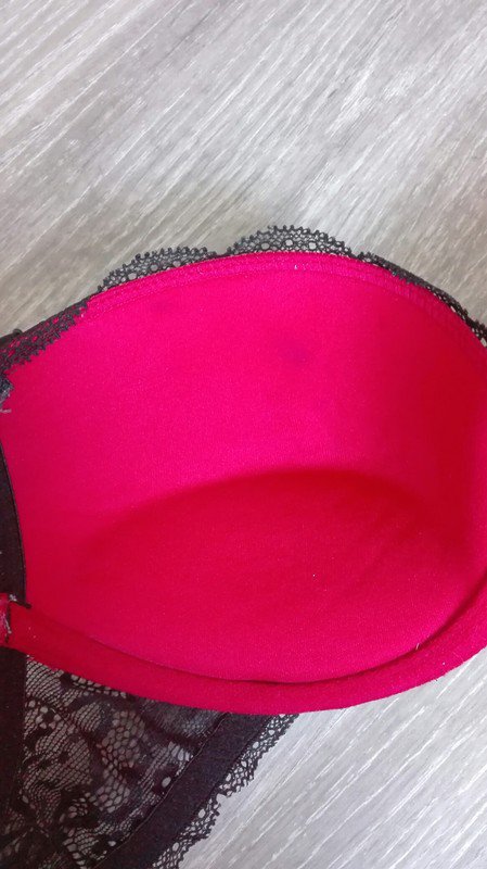 Roter BH mit Spitze