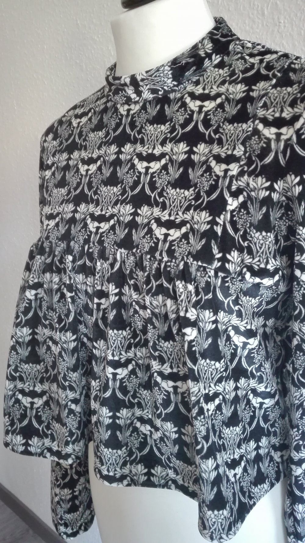 Samt Crop Top mit Stehkragen und Schößchen