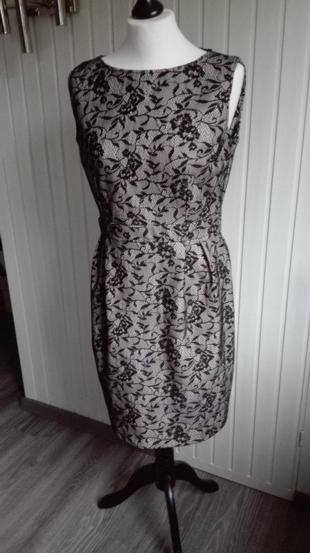 Schönes Spitzen Kleid