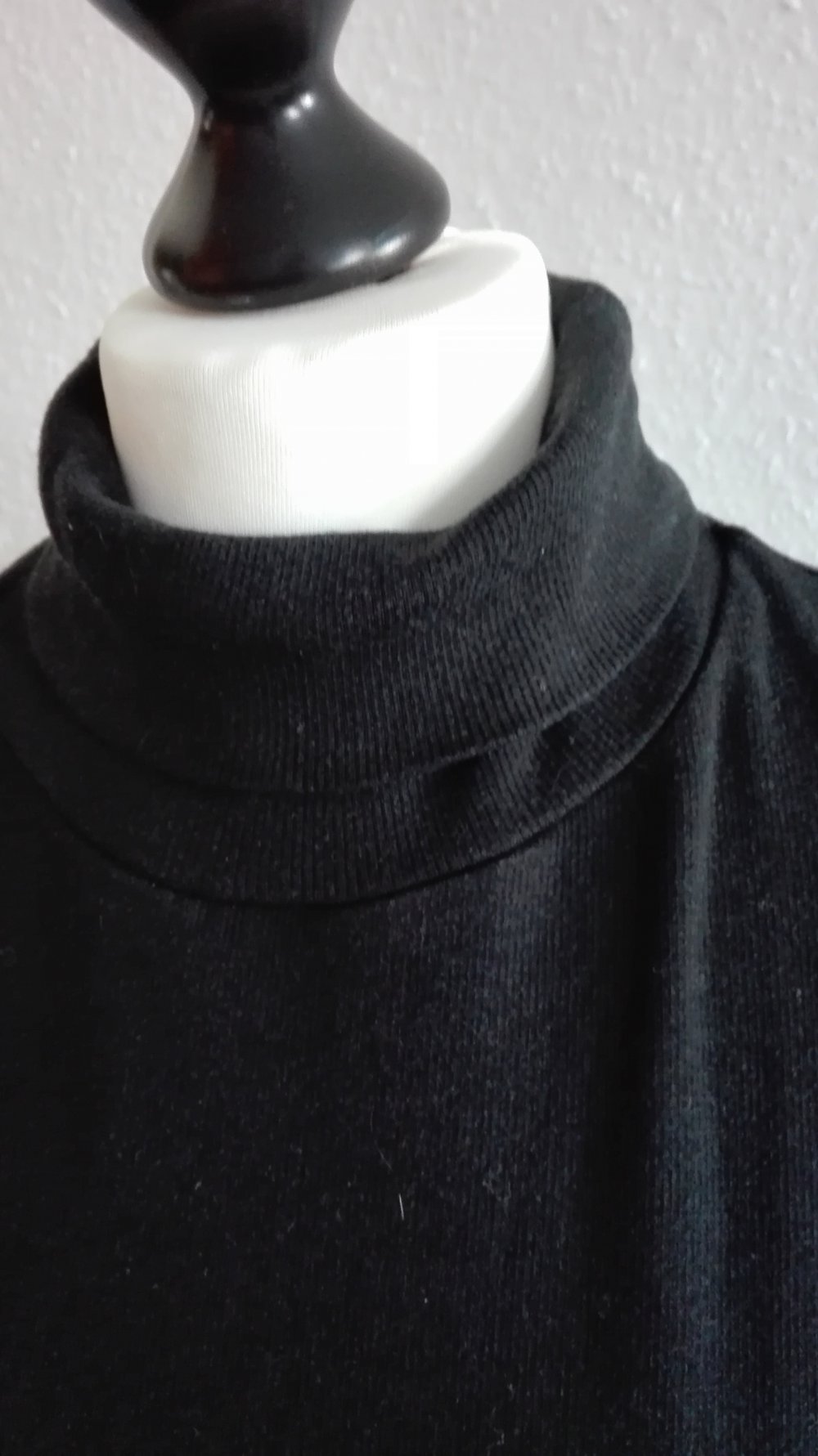 Schwarzer ärmelloser Rollkragen