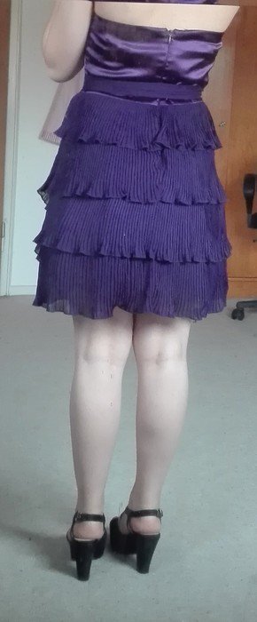 Trägerloses lila Volant Plissee-Kleid