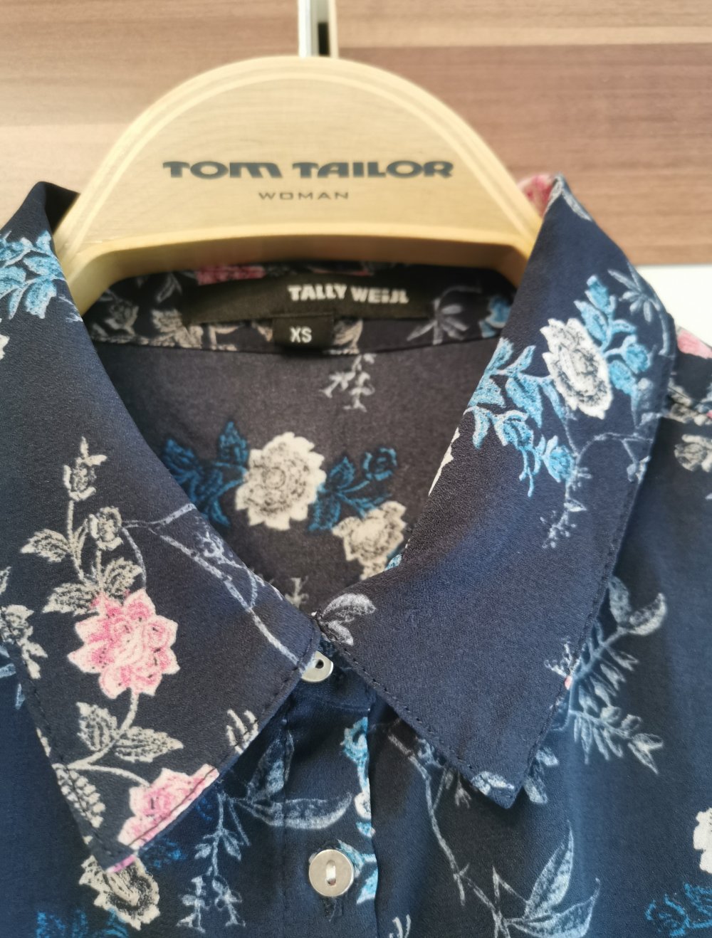 Schöne Bluse mit Blumenmuster