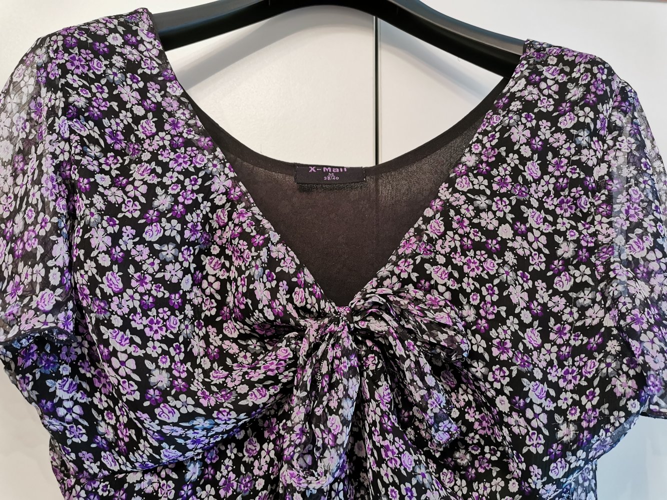 Süßes lila Blumenshirt