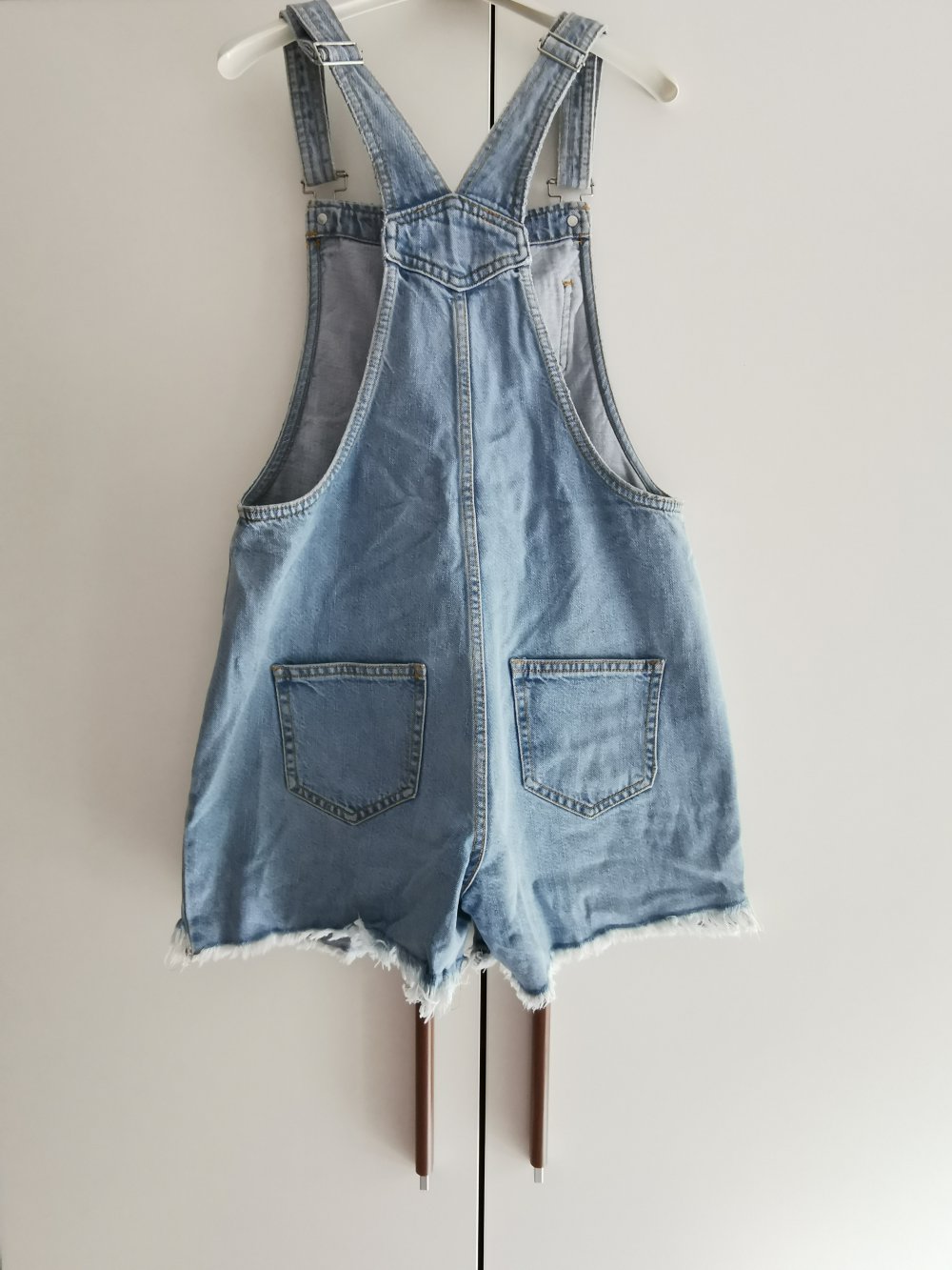 Coole hellblaue Latzhose in S