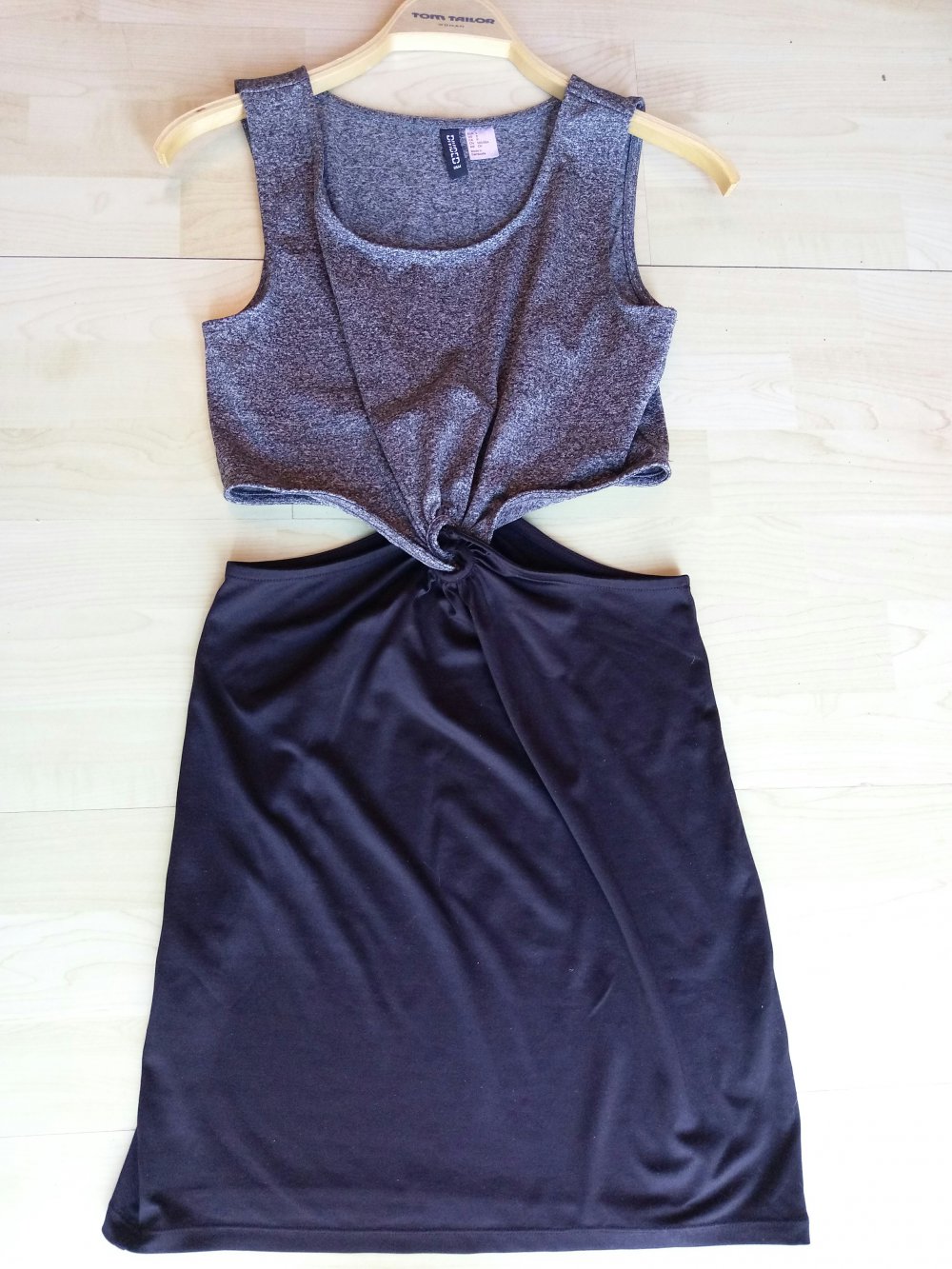 Cooles Kleid mit Cut-Outs von H&M
