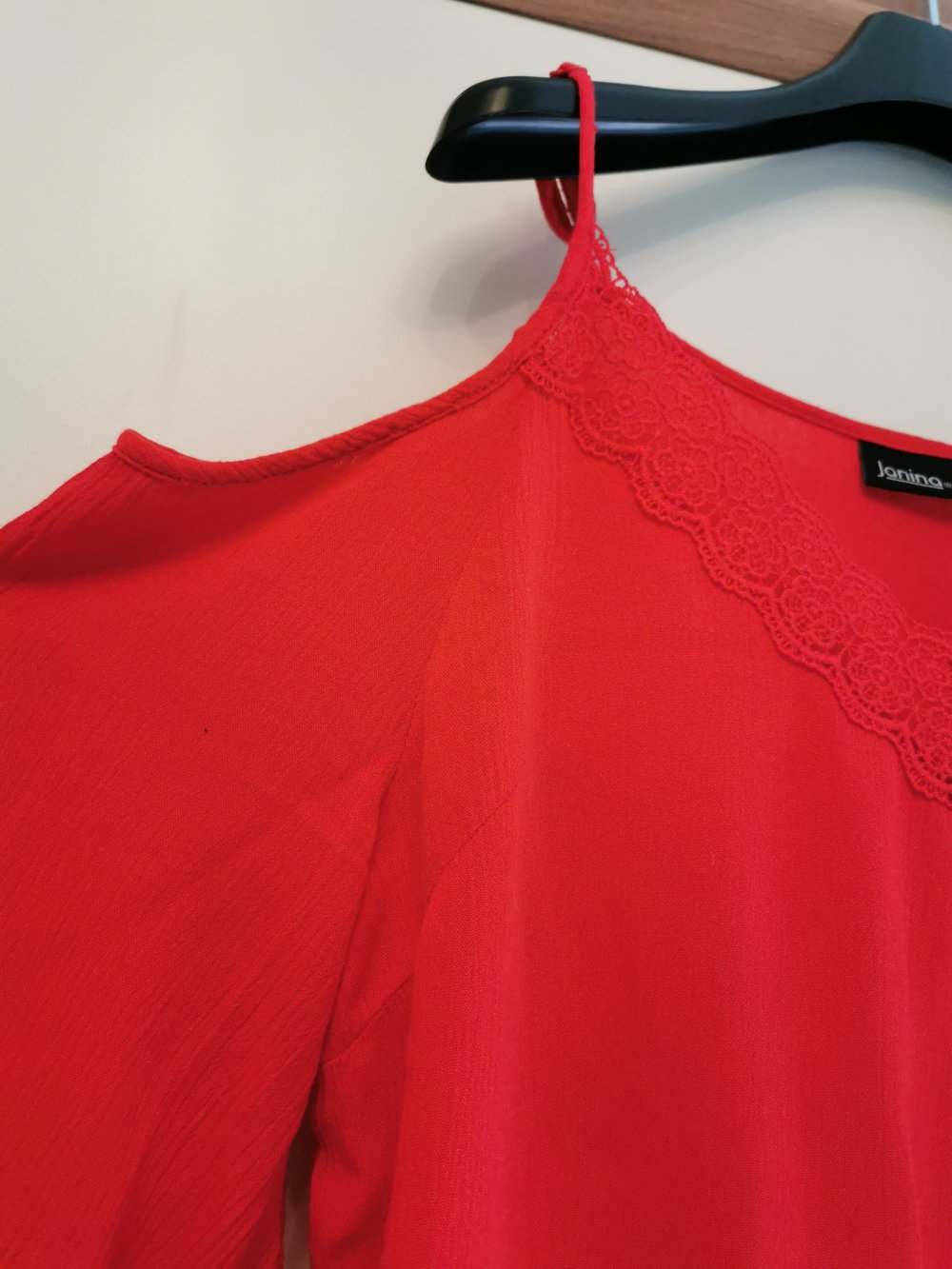 Rote Bluse mit Schulter-Cutouts