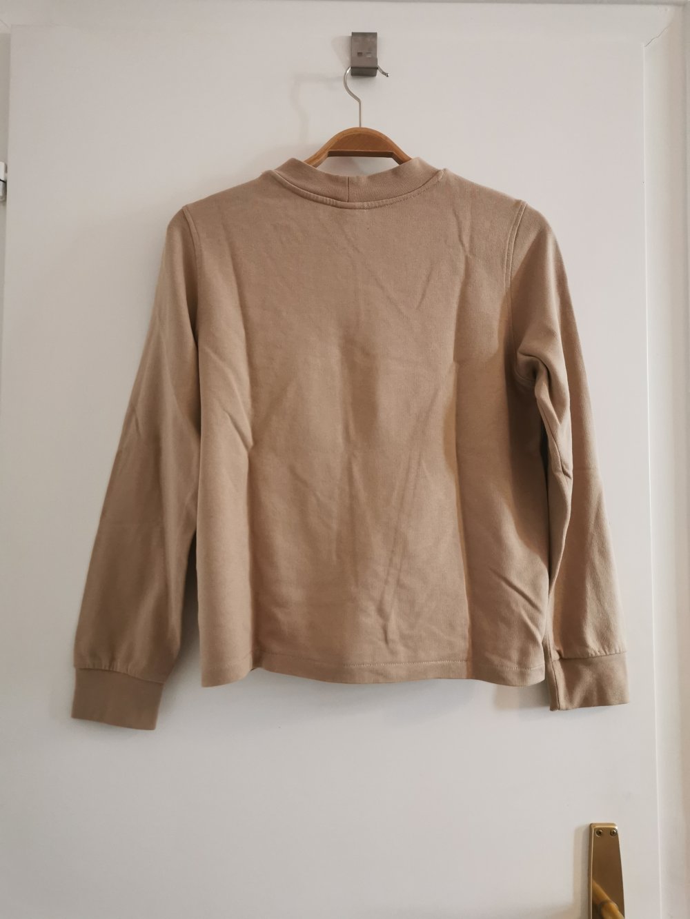 Beiger Pulli mit coolem Knoten