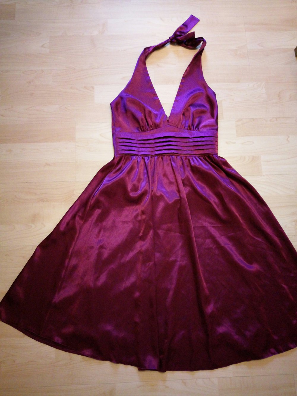Elegantes violettes Kleid