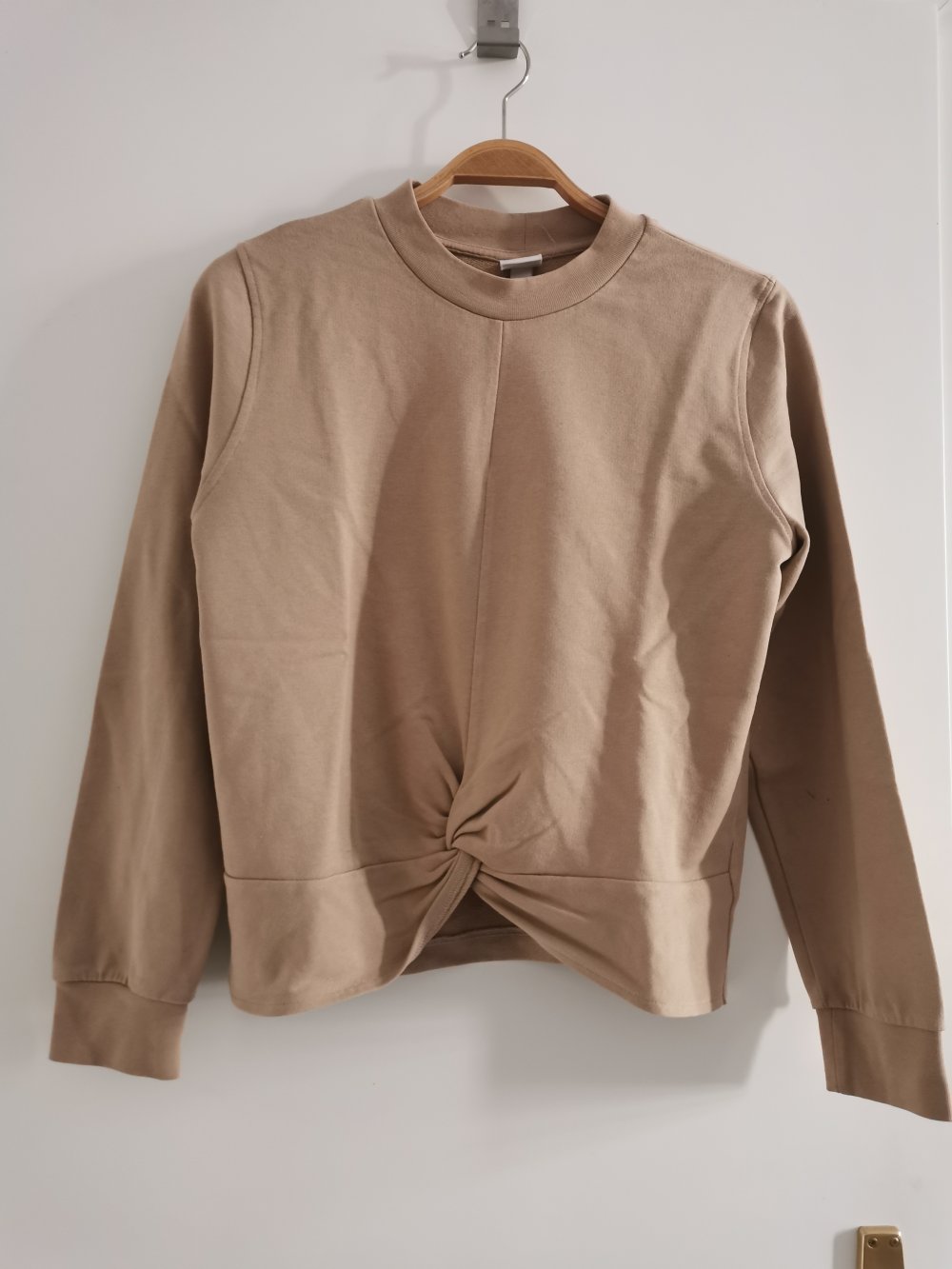 Beiger Pulli mit coolem Knoten