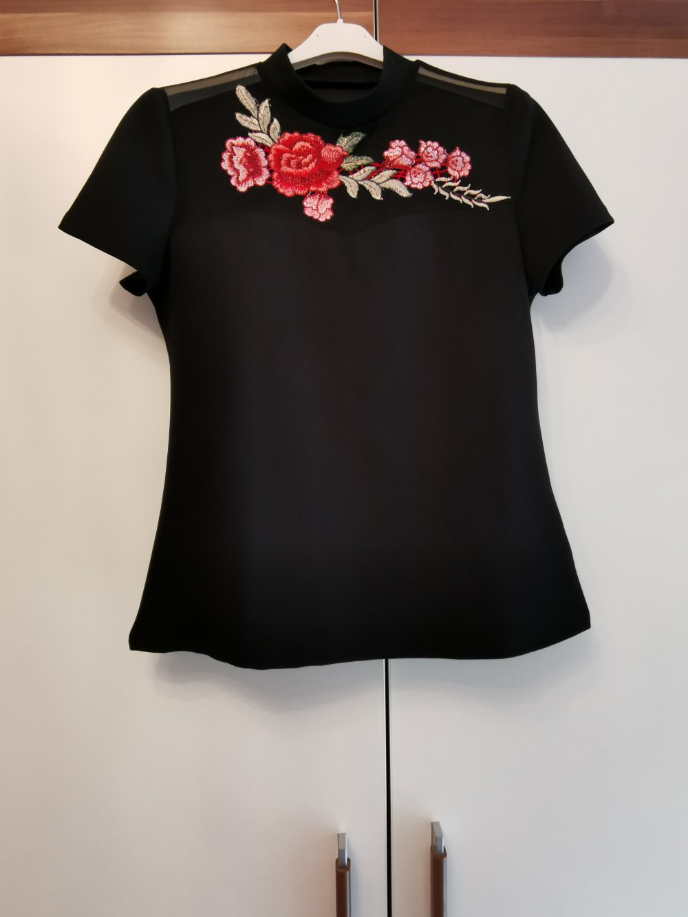 Wunderschönes Blusen-Tshirt mit Blumen-Stickerei