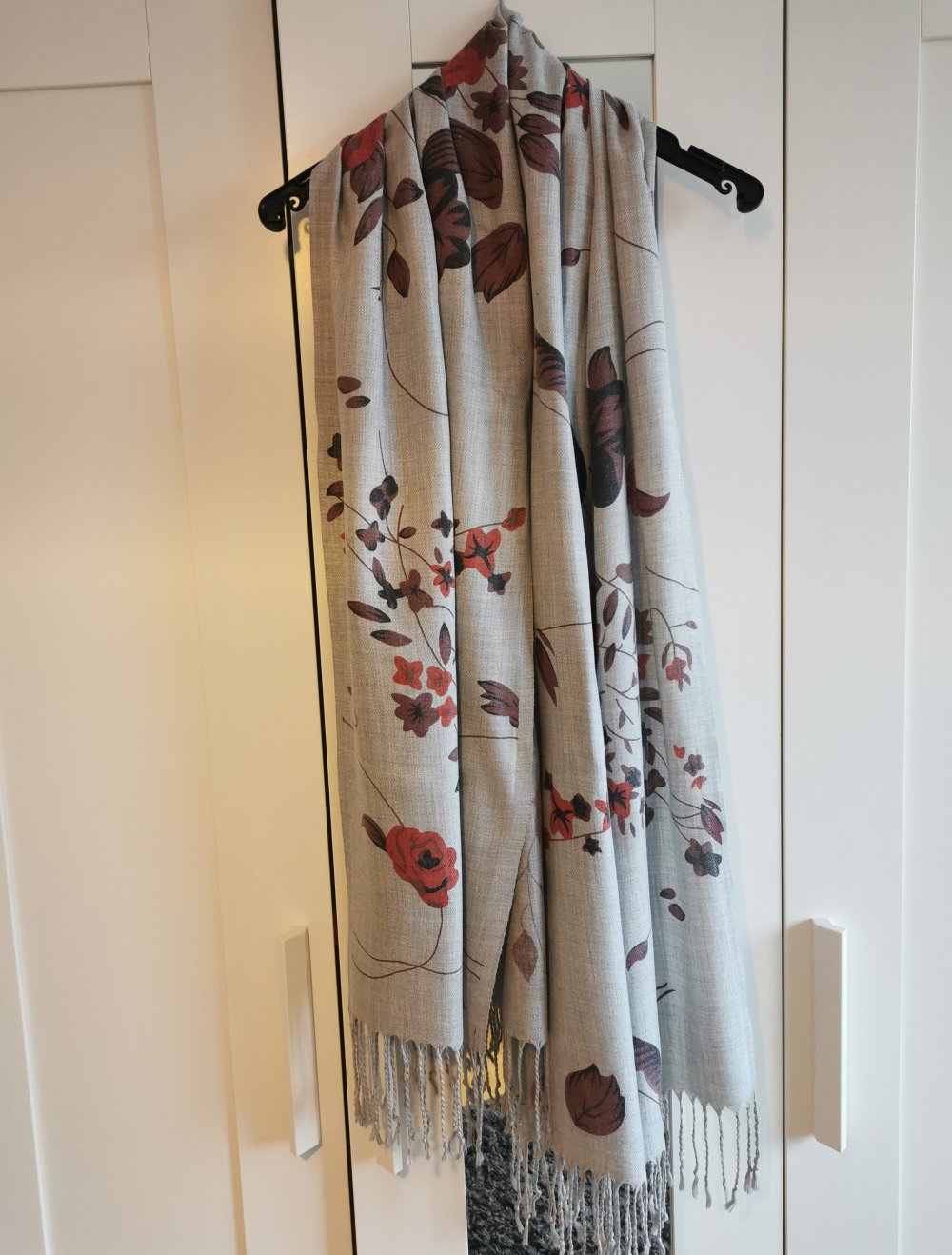 Grauer Schal mit schönem Blumenmuster